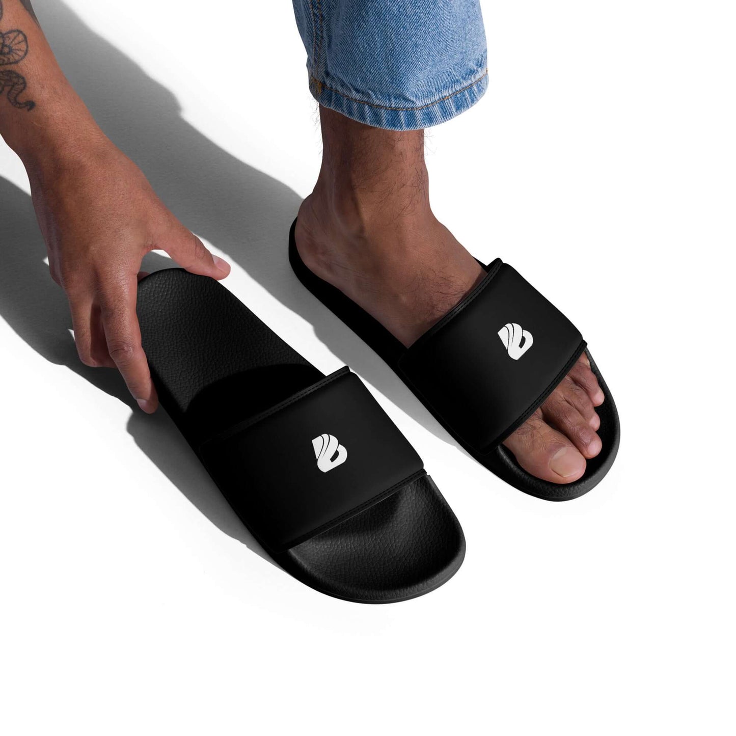 Herren-Schlappen N°1 open sandals with cushioned strap and textured footbed, perfect for summer outfits and activities.