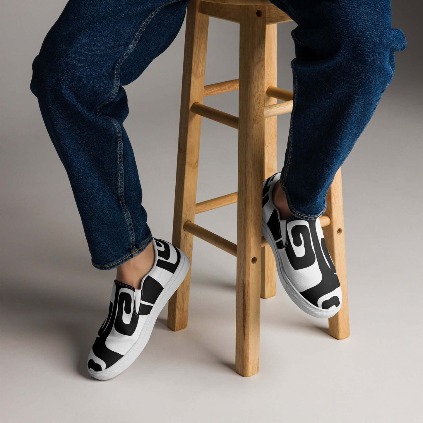 Person wearing Herren-Canvas-Slipper N°0 with removable insoles and EVA rubber soles, showcasing comfort and style.