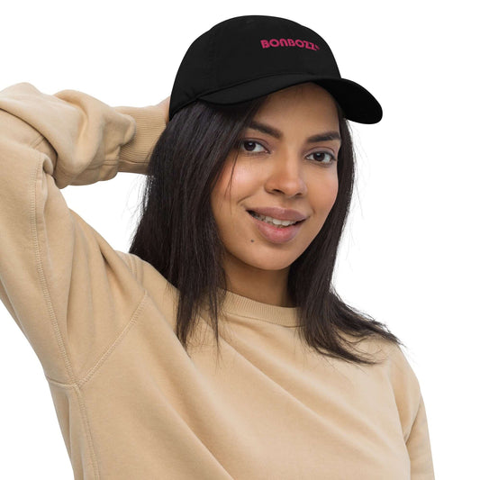Person wearing Bio-Dad Hat N°0 made of organic cotton, featuring classic design and sustainable fashion choice