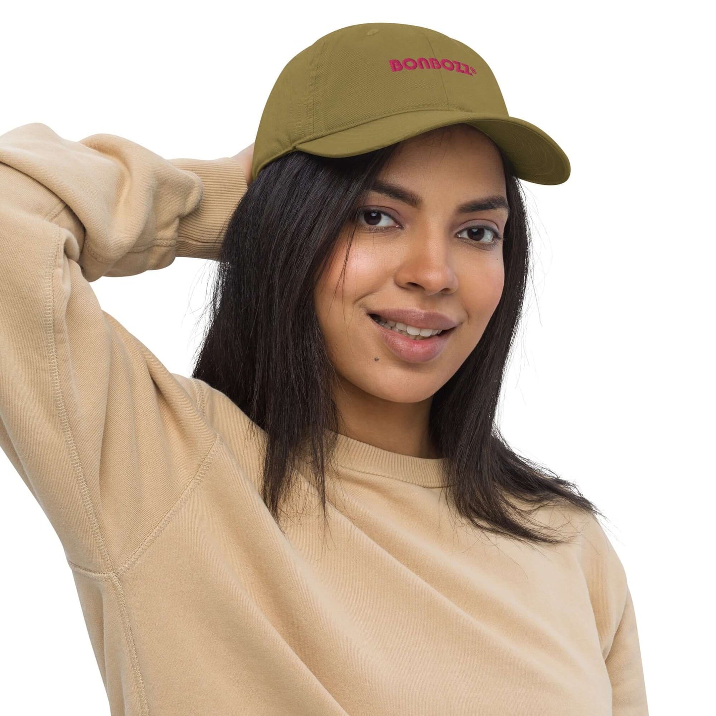 Woman wearing a beige sweater and Bio-Dad Hat N°0 made from 100% organic cotton.