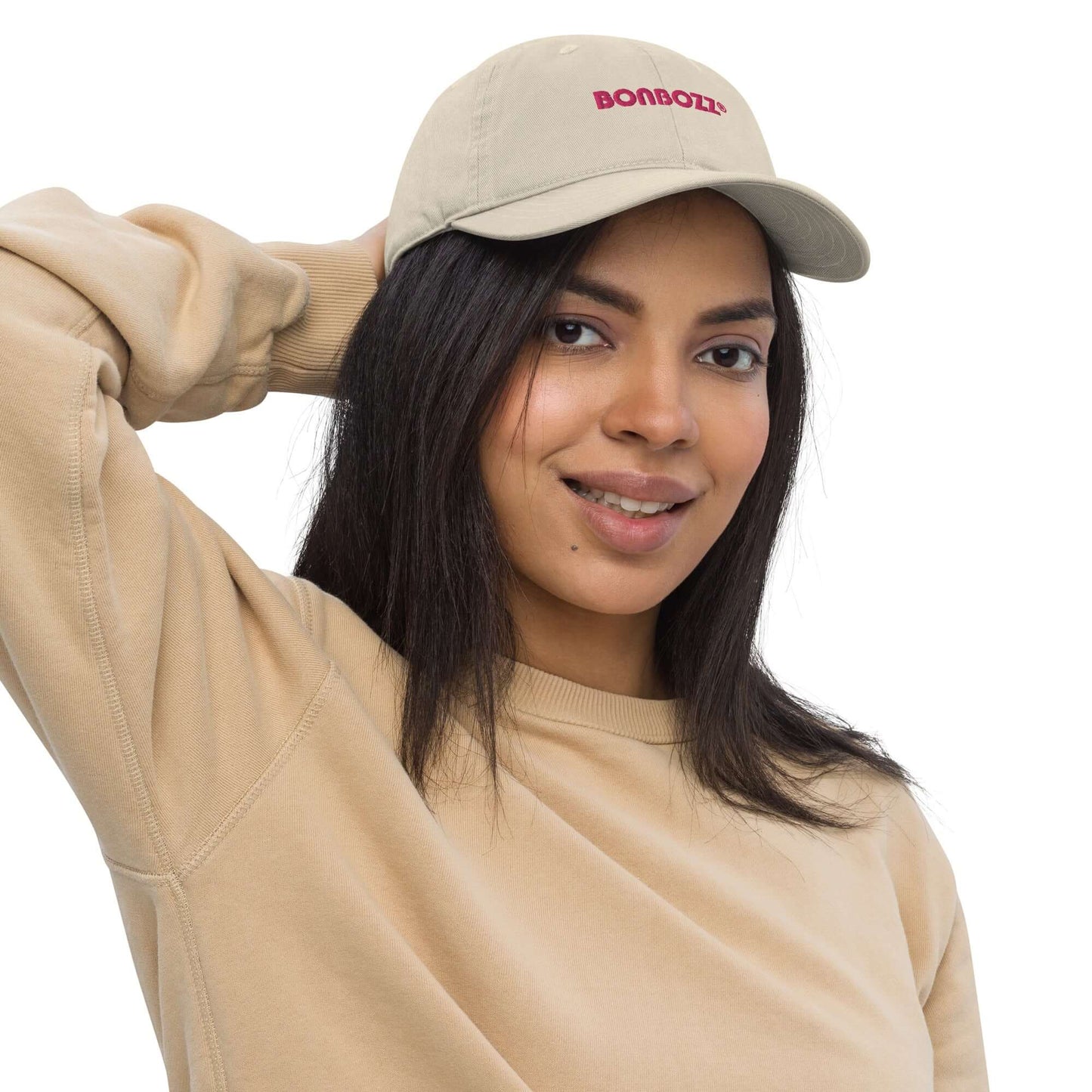 Woman wearing Bio-Dad Hat N°0 in organic cotton with stylish beige sweatshirt