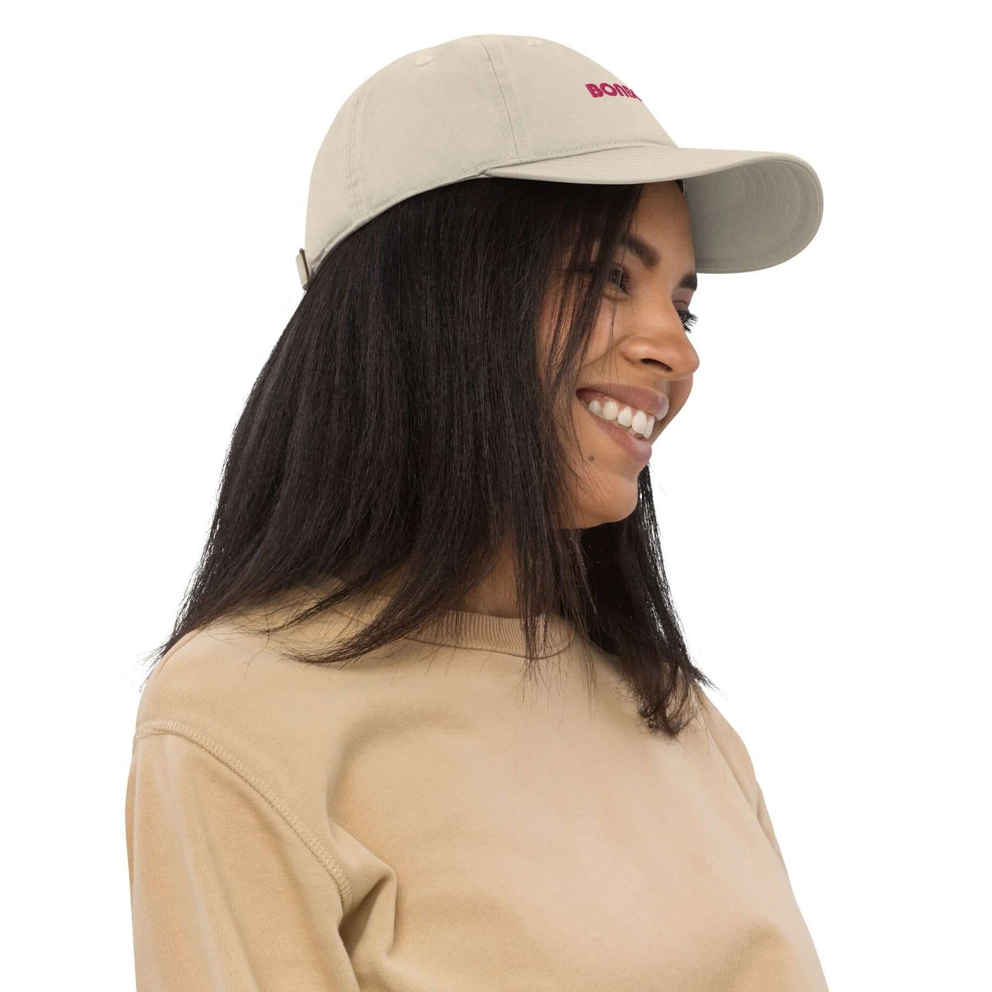 Woman wearing Bio-Dad Hat N°0 made from 100% organic cotton, showcasing sustainable and stylish fashion.