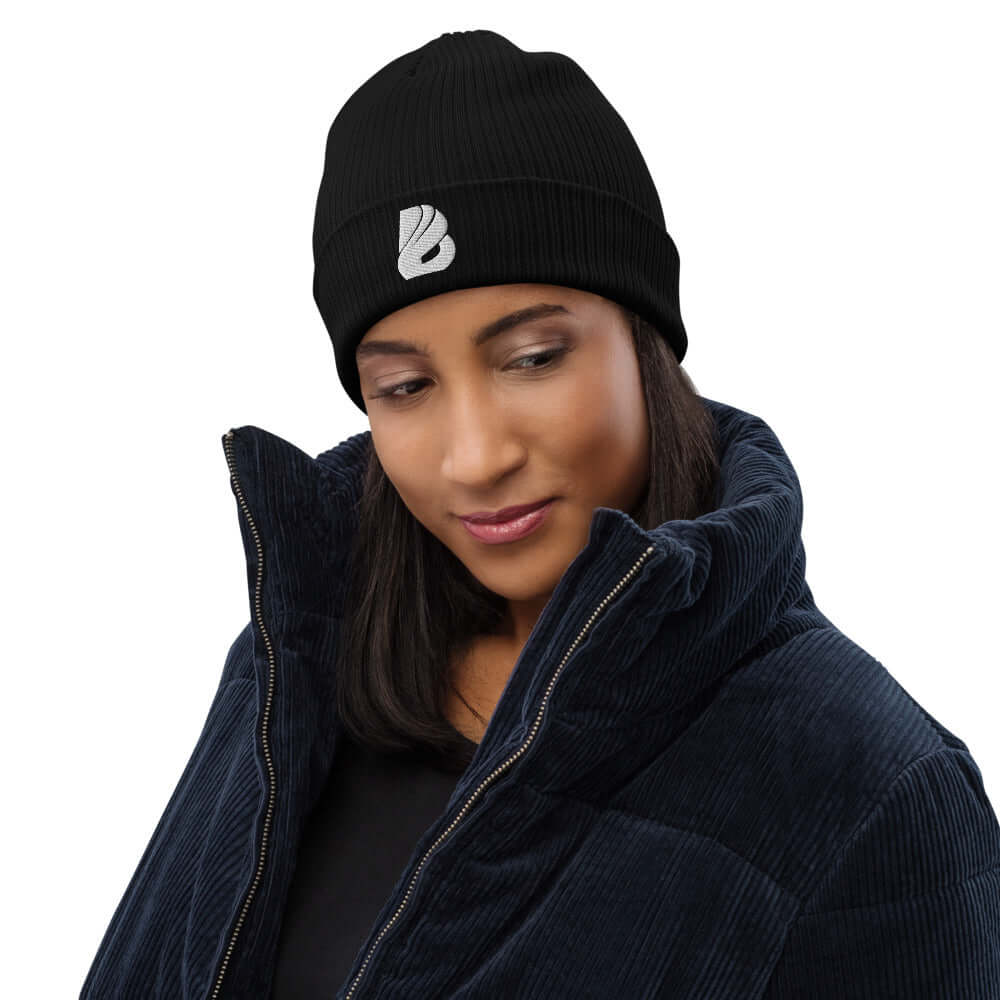 Woman wearing Gerippte Bio-Beanie N°0, stylish and eco-friendly, made of 100% organic cotton, ideal for indoor and outdoor use.