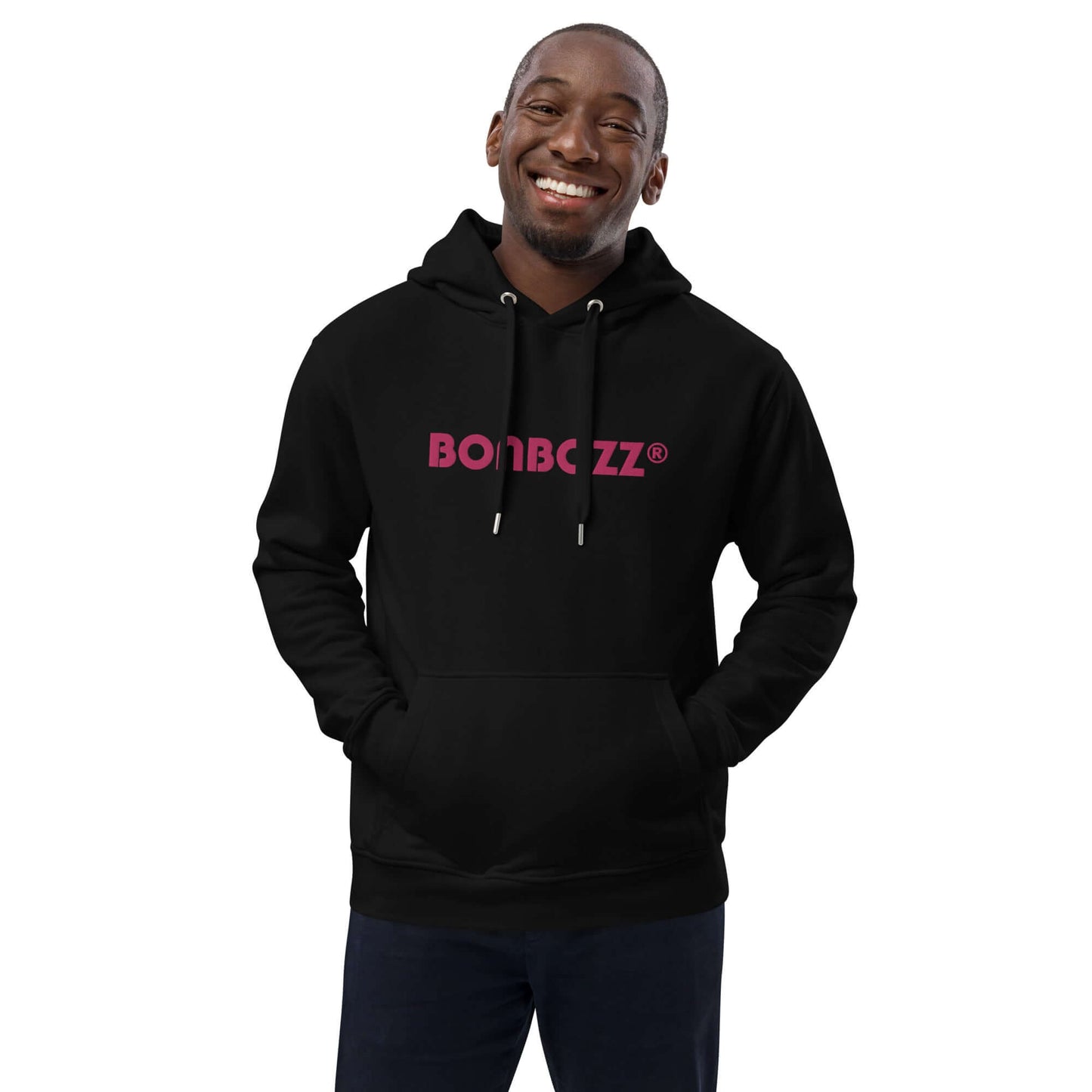Mann trägt hochwertigen Öko Kapuzenpullover N°6 in Schwarz mit pinkem Logo, Vorderansicht