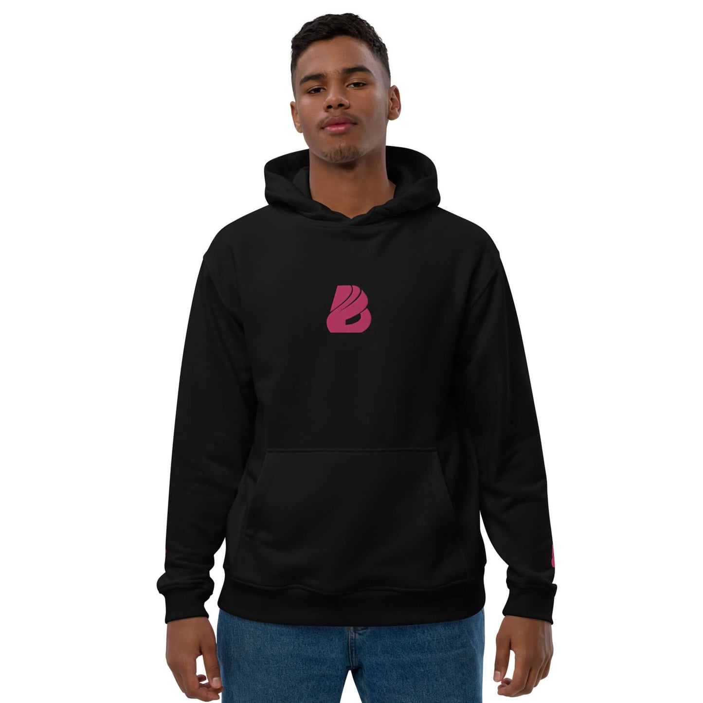 Mann trägt Hochwertiger Öko Kapuzenpullover N°8 in Schwarz, aus Bio-Baumwolle und recyceltem Polyester, mit Beuteltasche und doppellagiger Kapuze.