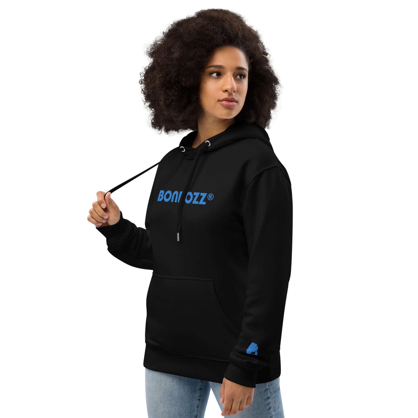 Woman wearing Hochwertiger Öko Kapuzenpullover N°7 in black with front pocket and drawstring hood, made from organic cotton and recycled polyester.