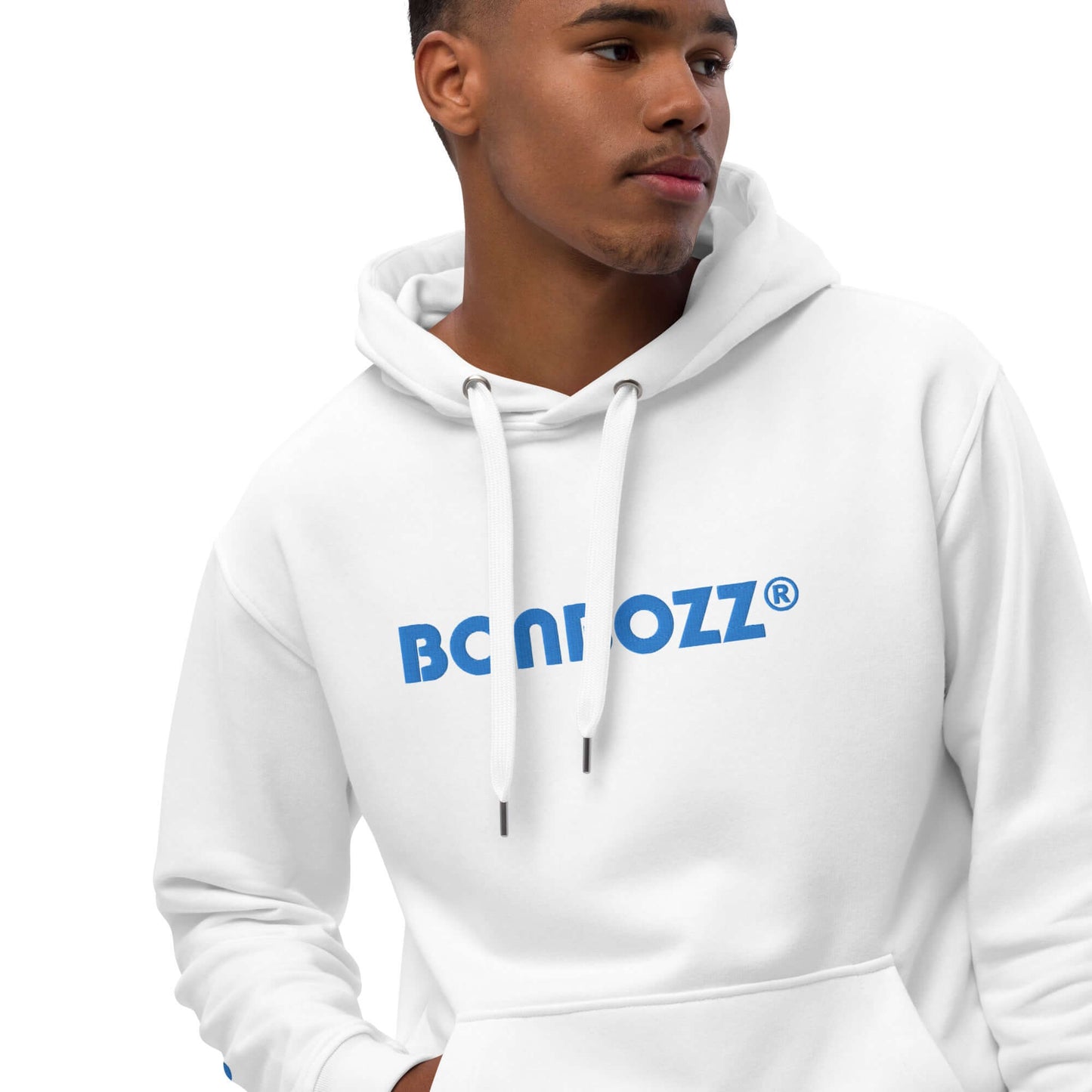 Hochwertiger Öko Kapuzenpullover N°7 aus Bio- und recycelten Materialien, Model trägt weißen Hoodie mit blauem Logo, Streetwear-Stil