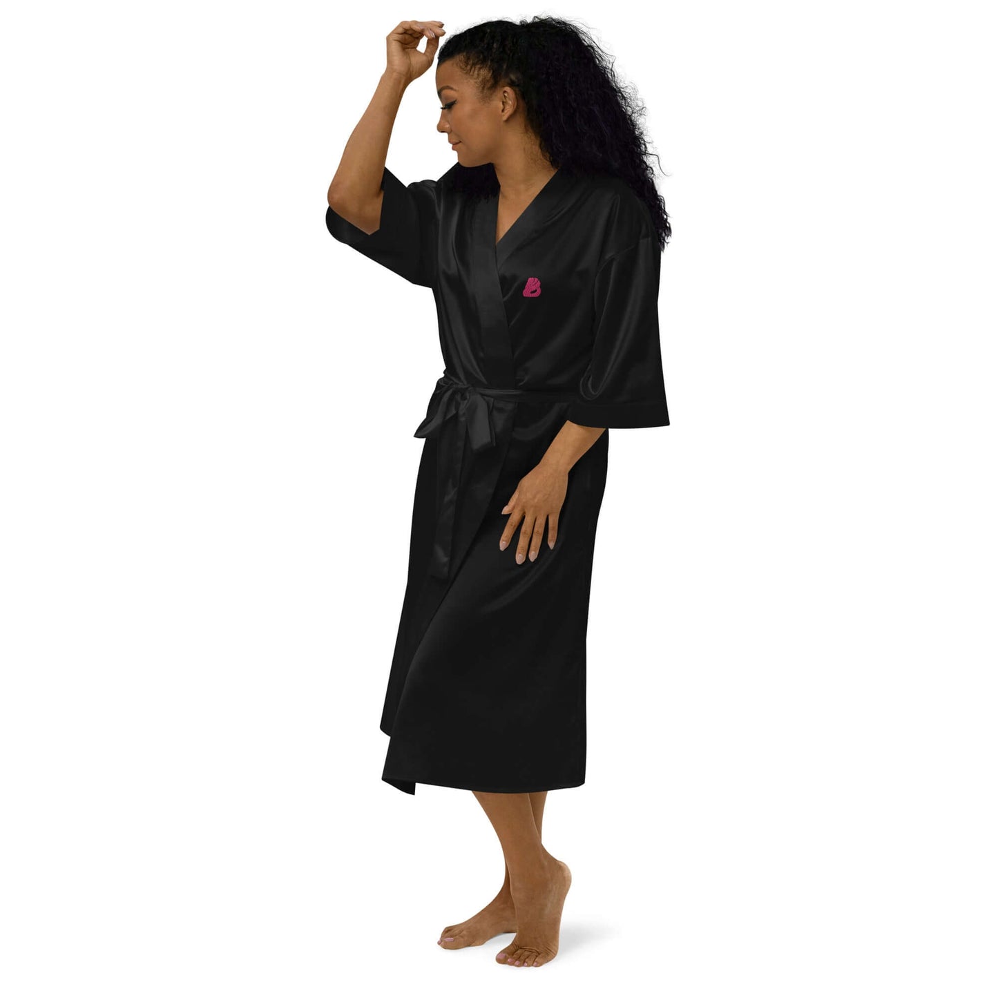 Satinmantel N°2 in Schwarz, elegant mit Kimono-Stil, 3/4-Ärmeln und knieumspielender Länge, ideal für besondere Anlässe.