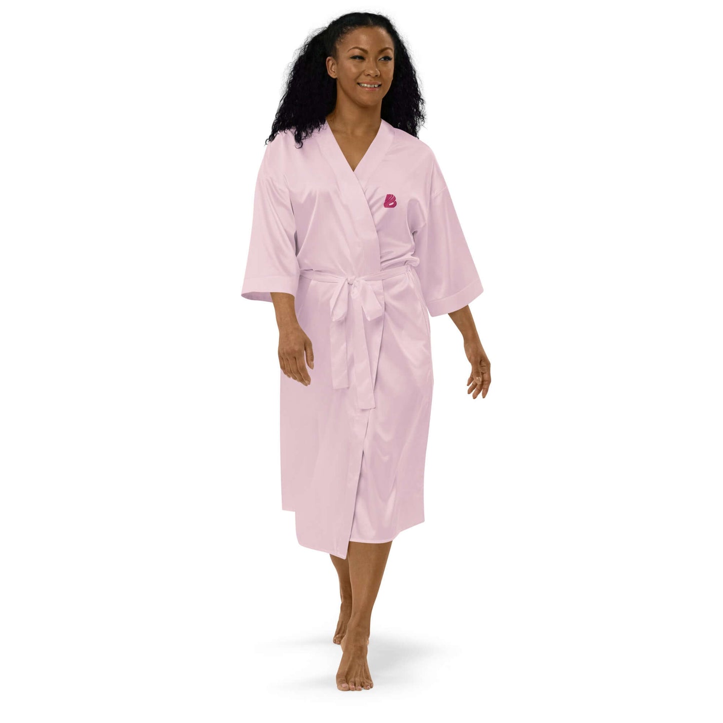 Woman wearing Satinmantel N°2 in light pink, showcasing the luxurious kimono-style robe with 3/4 sleeves for elegant comfort.