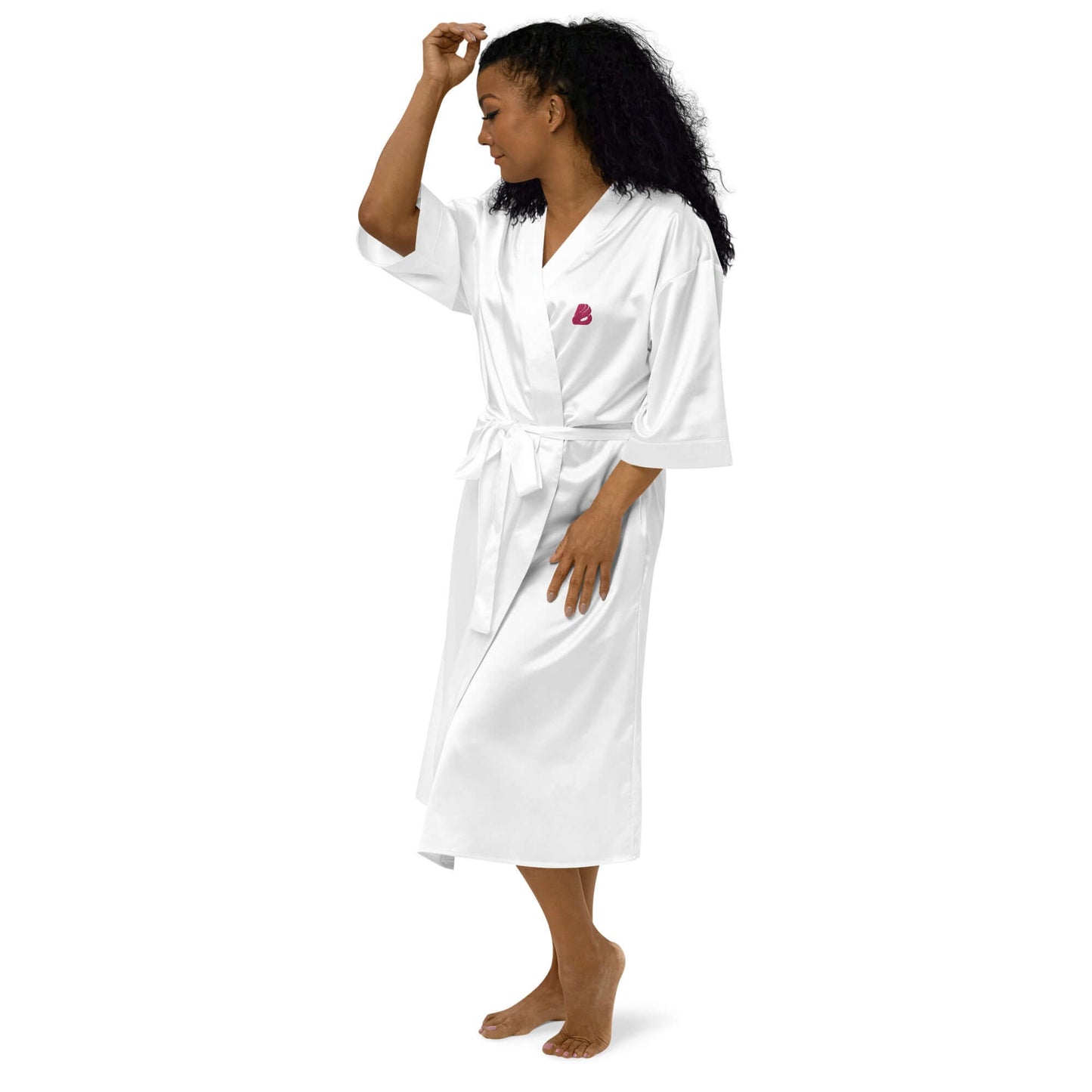 Elegant woman in white Satinmantel N°2 robe, kimono-style with 3/4 sleeves, ideal for special occasions like bridal showers.
