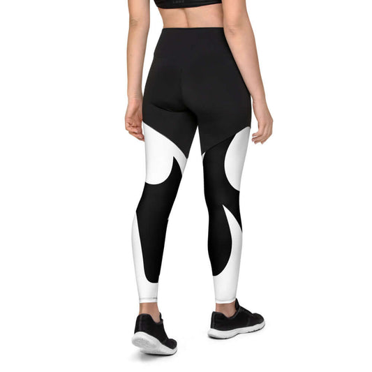 Back view of woman wearing Sport-Leggings N°0 in black and white design, suitable for moderate to intense workouts.