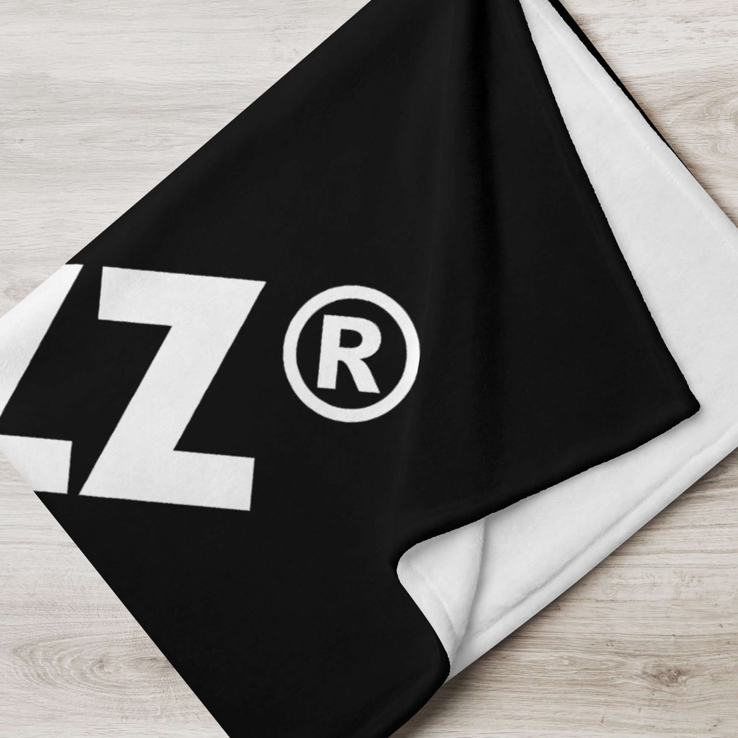 Black and white Tagesdecke with soft polyester fabric, showcasing a modern design. Perfect for adding style and comfort to your home.