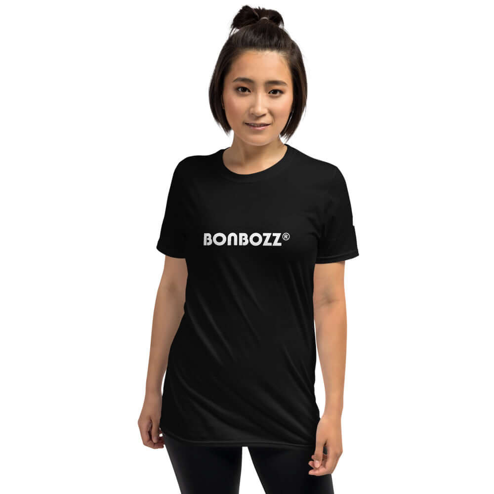 Kurzärmeliges Unisex-T-Shirt N°0 in Black, worn by model, features durable stitching for comfort and style.