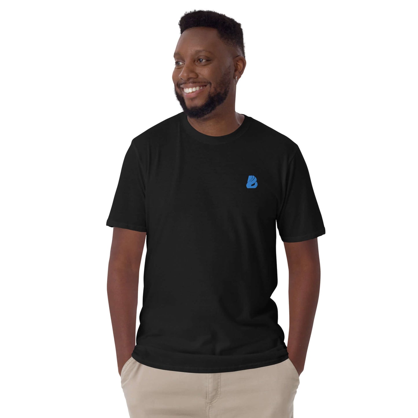 Kurzärmeliges Unisex-T-Shirt N°6 in schwarz, getragen von Modell, aus dicker, weicher Baumwolle mit blauer Stickerei auf der Brust.