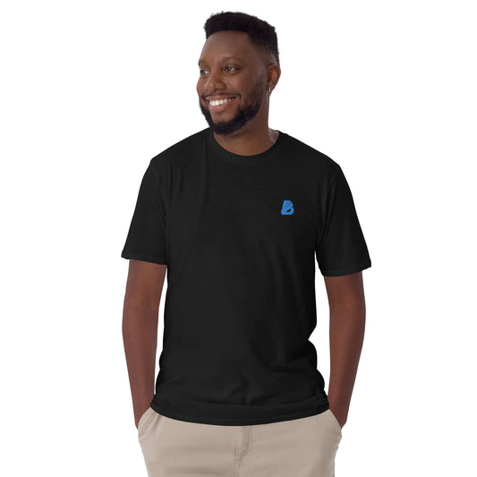 Kurzärmeliges Unisex-T-Shirt N°6 in schwarz, getragen von Modell, aus dicker, weicher Baumwolle mit blauer Stickerei auf der Brust.