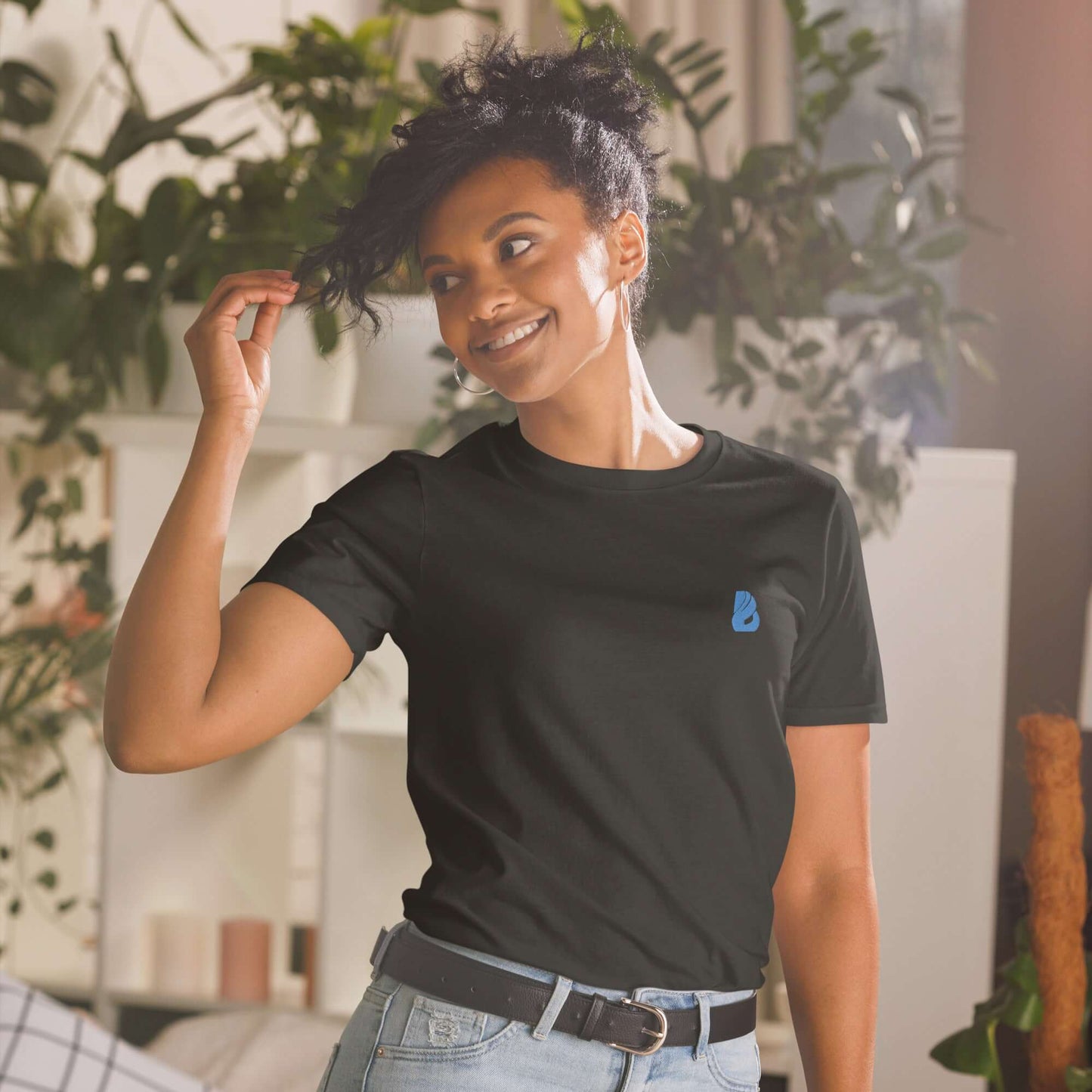 Kurzärmeliges Unisex-T-Shirt N°6 in Schwarz, getragen von einer Frau in einer natürlichen Umgebung.
