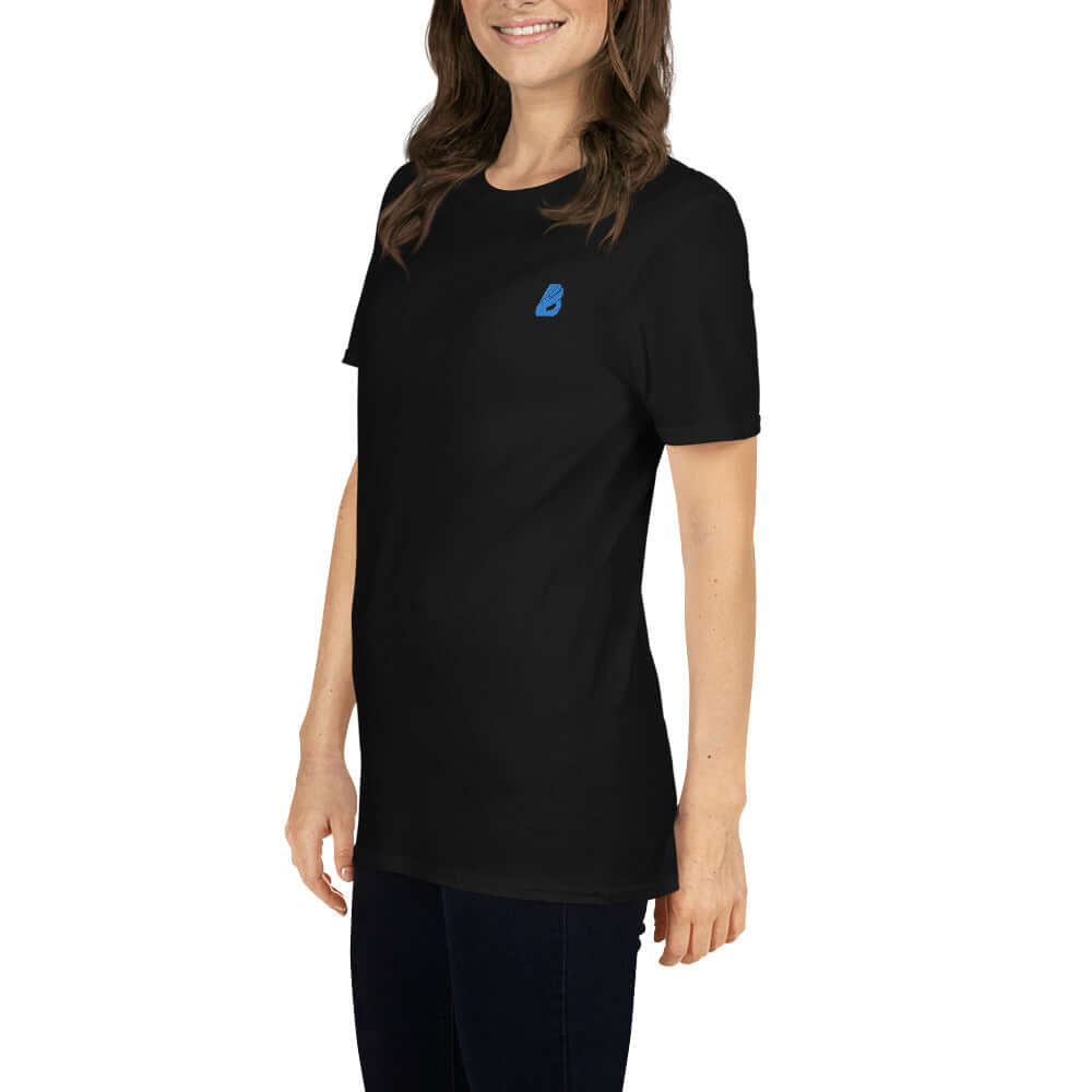 Black Kurzärmeliges Unisex-T-Shirt N°6 with blue logo, featuring durable double stitching on neckline and sleeves. Comfortable fit.