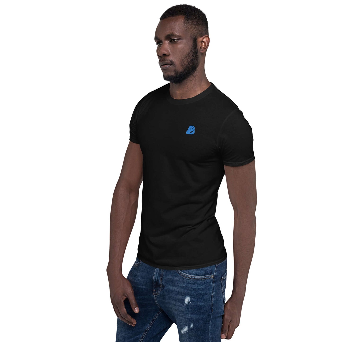 Kurzärmeliges Unisex-T-Shirt N°6 in black worn by model, showcasing comfortable and durable design.