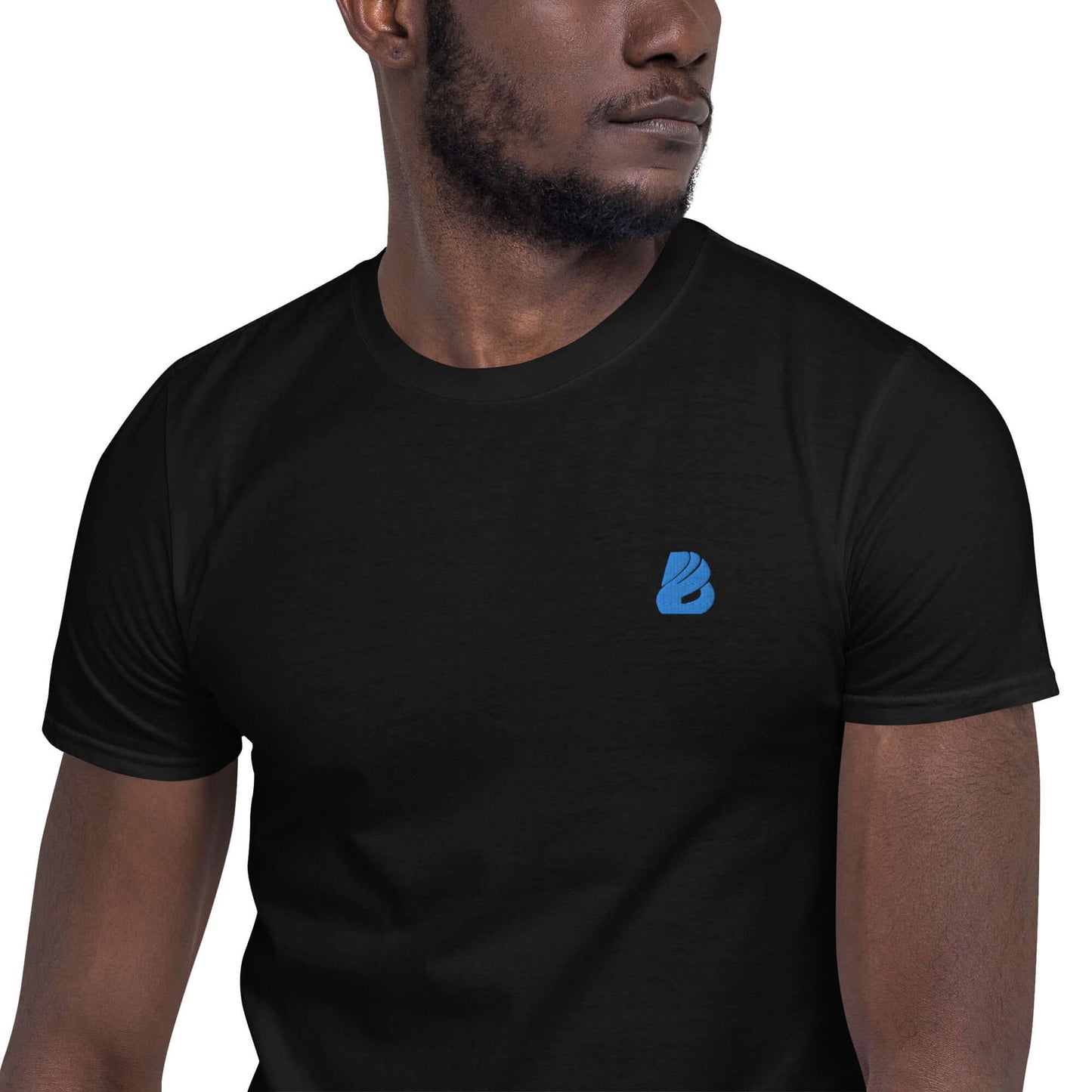 Model wearing Kurzärmeliges Unisex-T-Shirt N°6 in black, showcasing style and comfort with blue logo.
