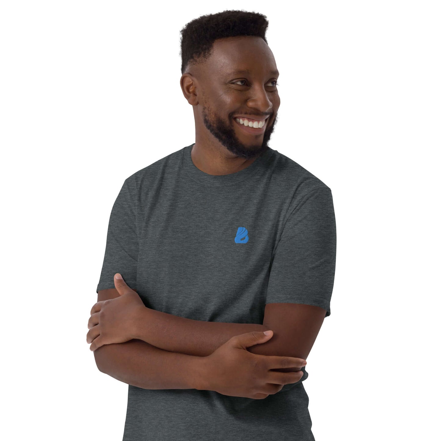 Person wearing Kurzärmeliges Unisex-T-Shirt N°6 in dark heather color, smiling, with arms crossed.