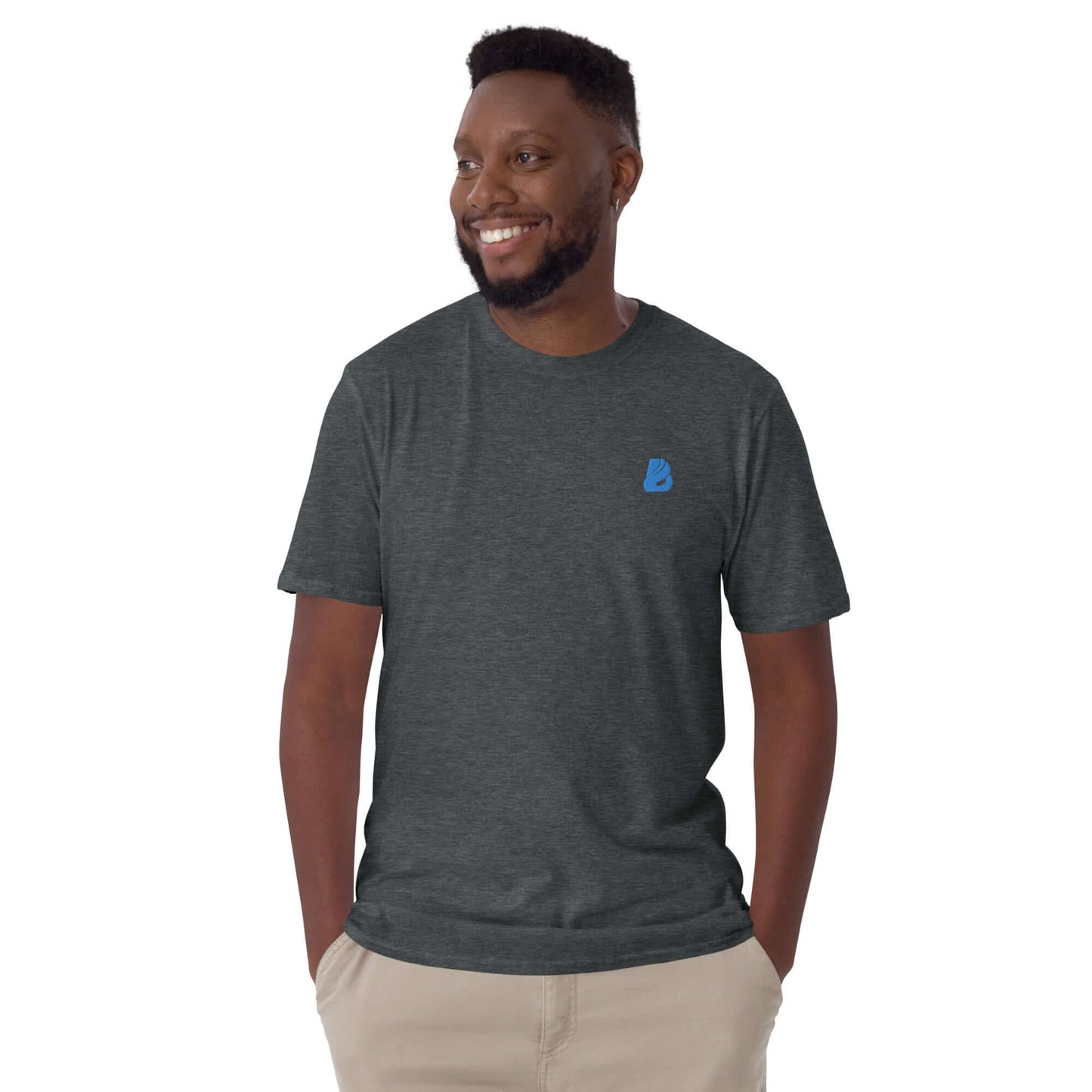 Model wearing Kurzärmeliges Unisex-T-Shirt N°6 in dark heather gray with blue logo.