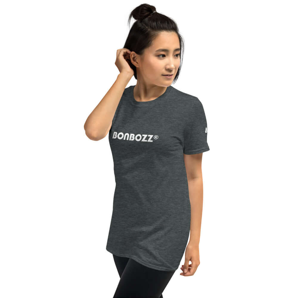 Model wearing Kurzärmeliges Unisex-T-Shirt N°0 in dark heather color, showcasing comfort and durability with double-stitched seams.