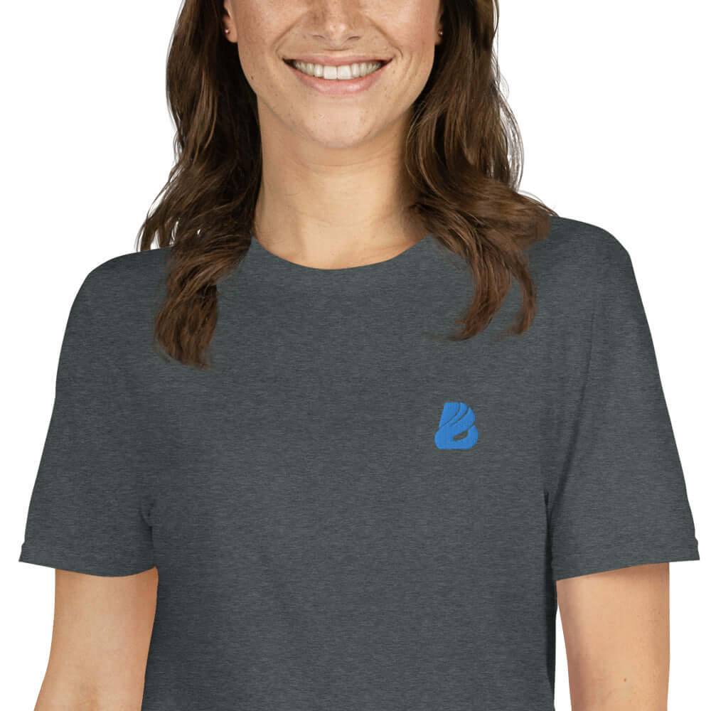 Kurzärmeliges Unisex-T-Shirt N°6 in Dunkelgrau aus Baumwoll-Polyester-Mischung, getragen von Person, zeigt Komfort und strapazierfähige Nähte.