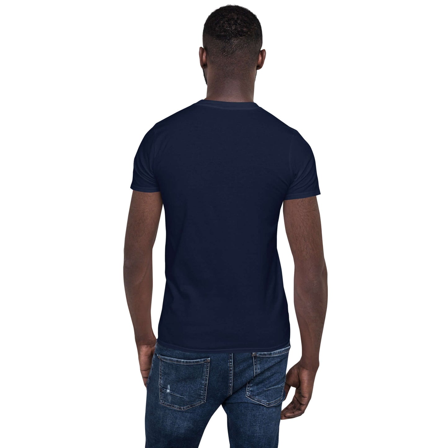 Rückansicht eines Mannes im Kurzärmeliges Unisex-T-Shirt N°6 in Dunkelblau, zeigt doppelte Nähte und Haltbarkeit des T-Shirts.