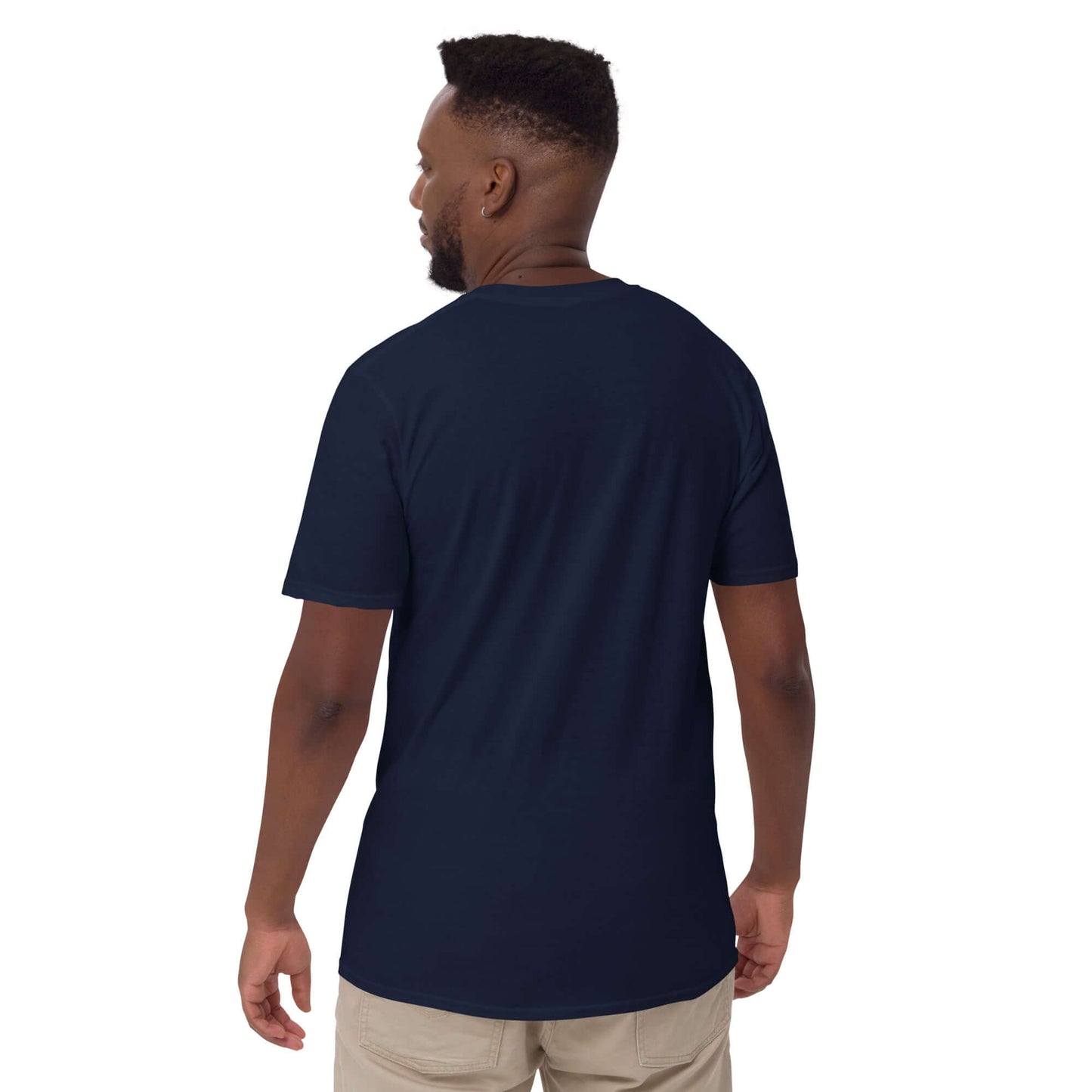 Kurzärmeliges Unisex-T-Shirt N°6 in navy blue, rear view, worn by a model, showcasing soft and durable cotton fabric.