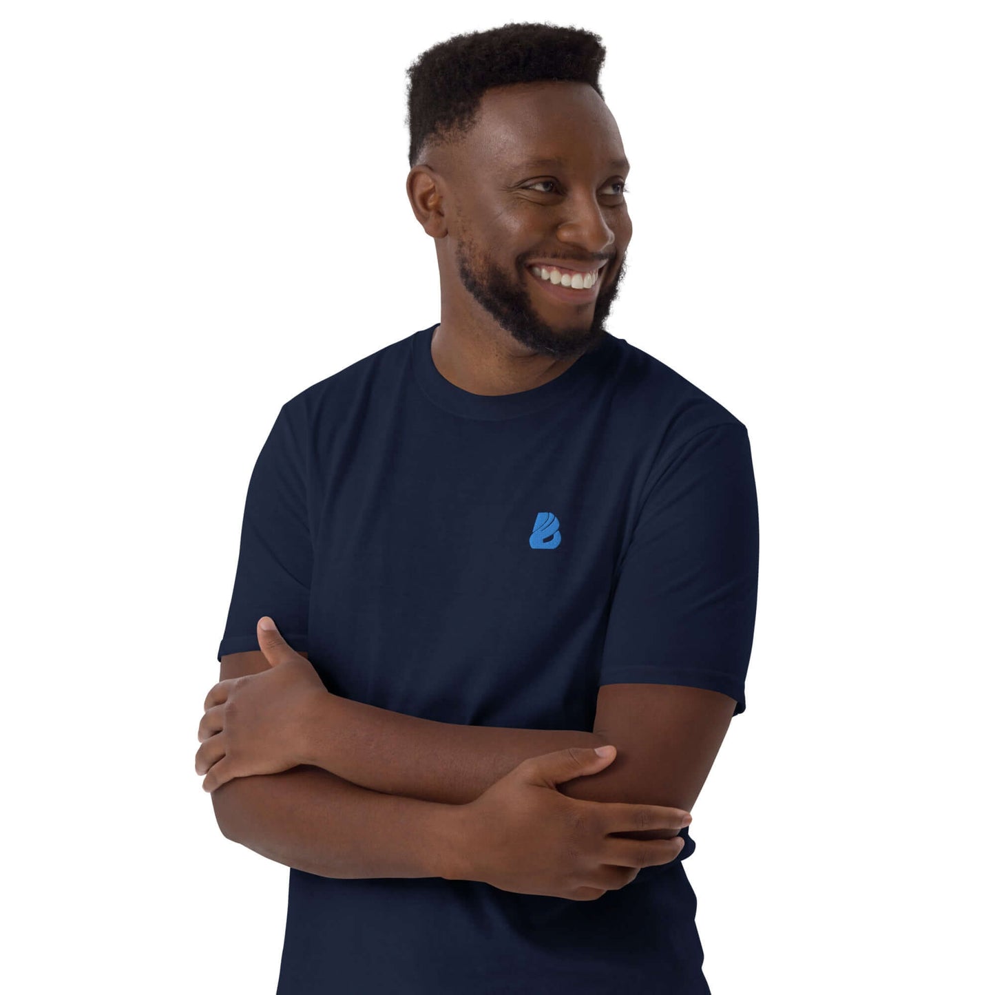 Person wearing Kurzärmeliges Unisex-T-Shirt N°6 in navy blue, smiling with arms crossed