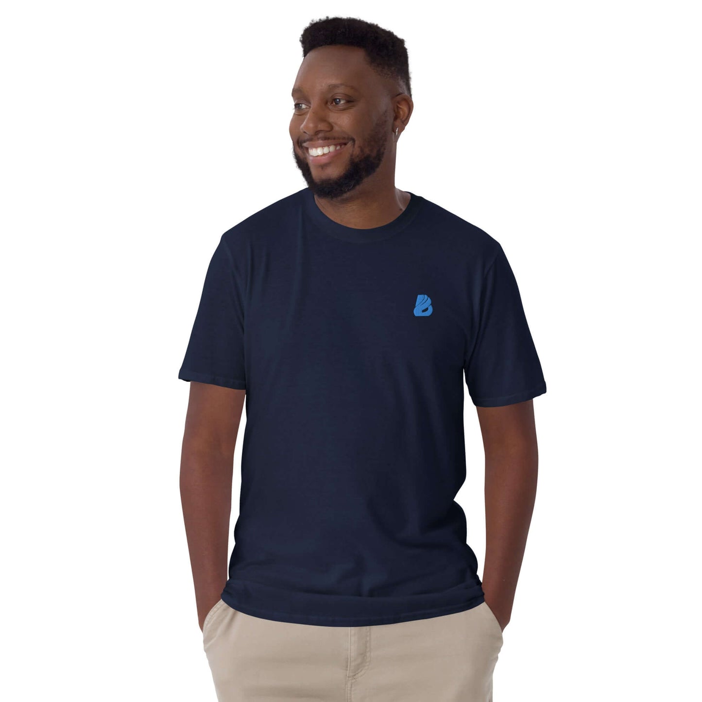 Man wearing Kurzärmeliges Unisex-T-Shirt N°6 in navy blue with a logo, showcasing durable and comfortable fit.