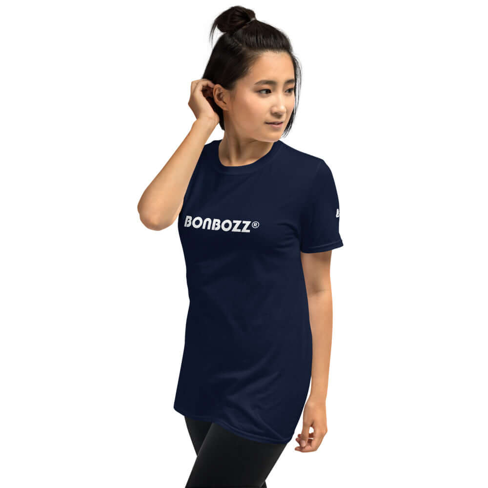 Kurzärmeliges Unisex-T-Shirt N°0 in dunklem Blau, modelliert von einer Person, modernes Design mit Markenlogo, bequem und langlebig.