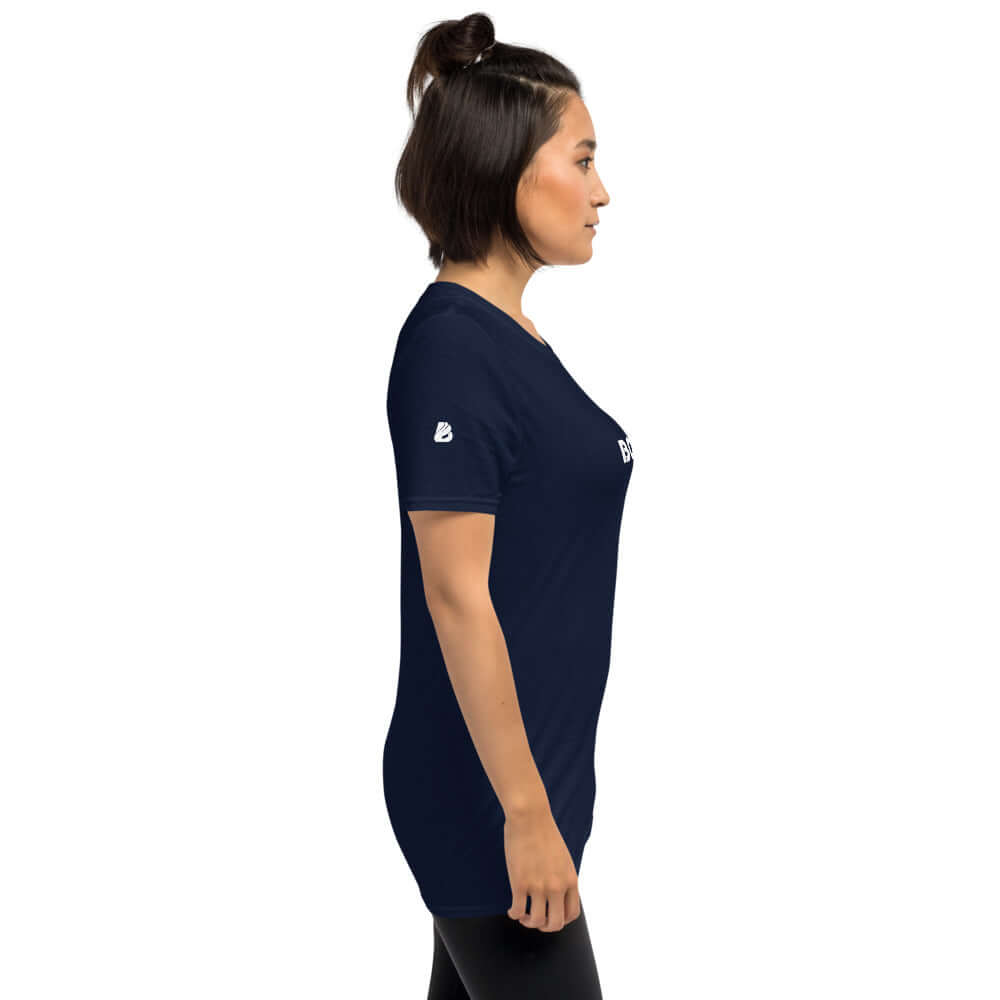 Side view of person wearing Kurzärmeliges Unisex-T-Shirt N°0 in navy blue, showcasing short sleeves and comfortable fit.