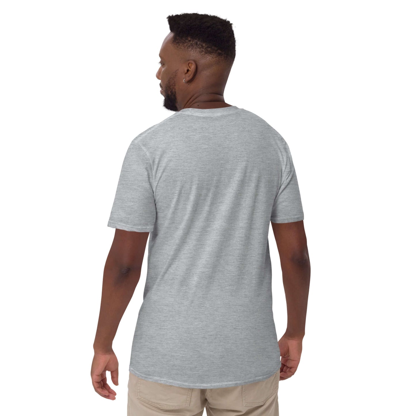 Rückansicht des Kurzärmeliges Unisex-T-Shirt N°6 aus grauer Baumwolle getragen von Modell
