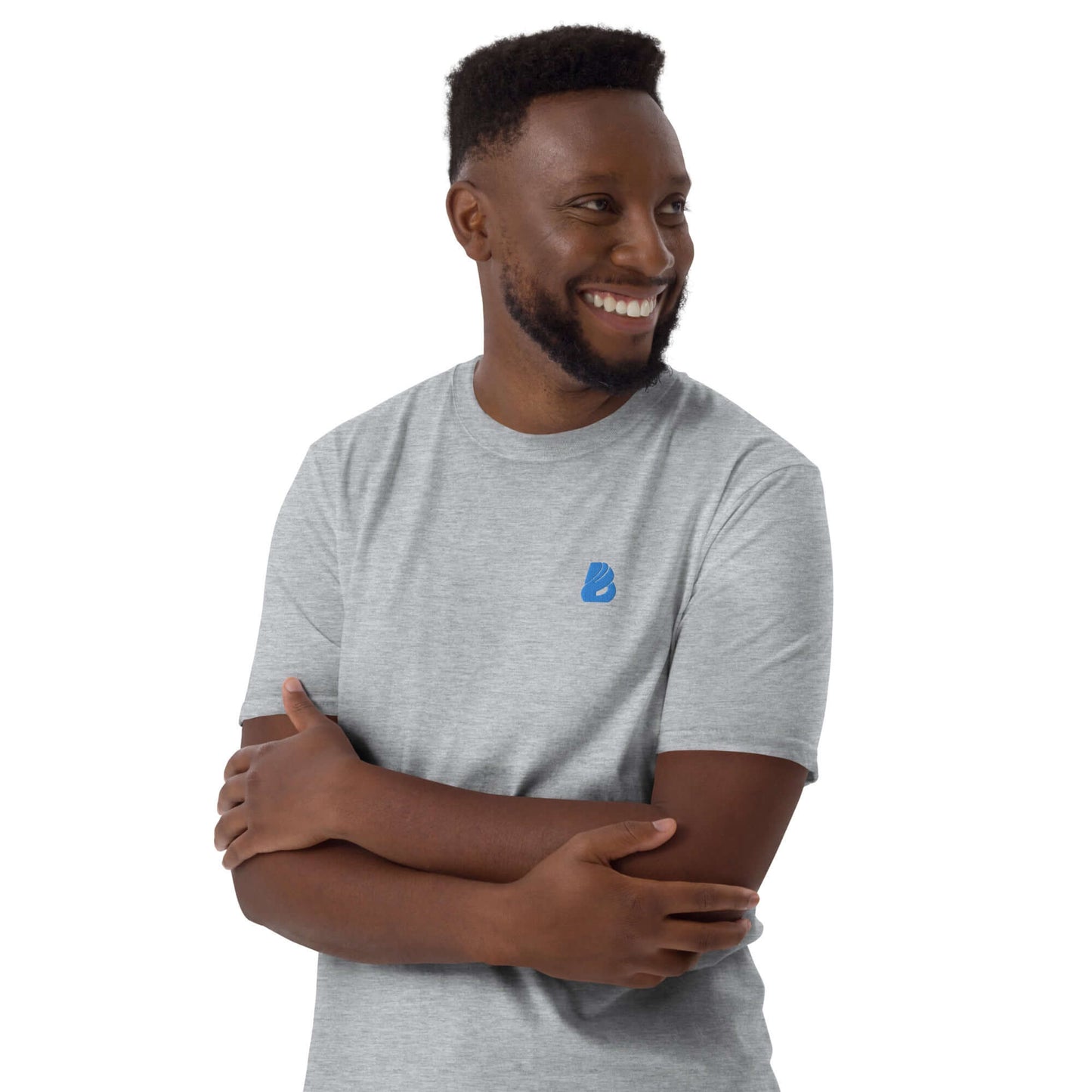 Kurzärmeliges Unisex-T-Shirt N°6 in Sport Grey, worn by a smiling person, emphasizing comfort and durability with ring-spun cotton.