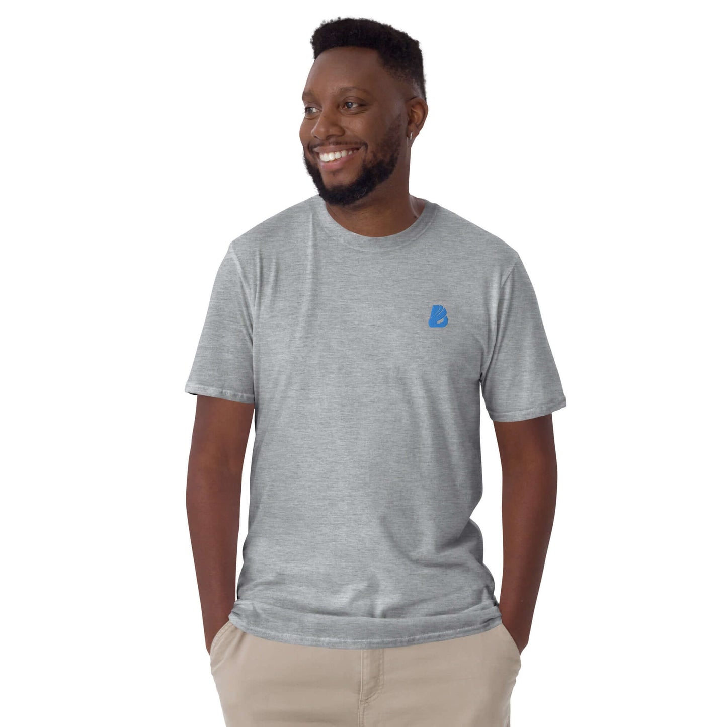 Kurzärmeliges Unisex-T-Shirt N°6 in Sport Grey worn by a smiling man, showcasing durability and comfort.