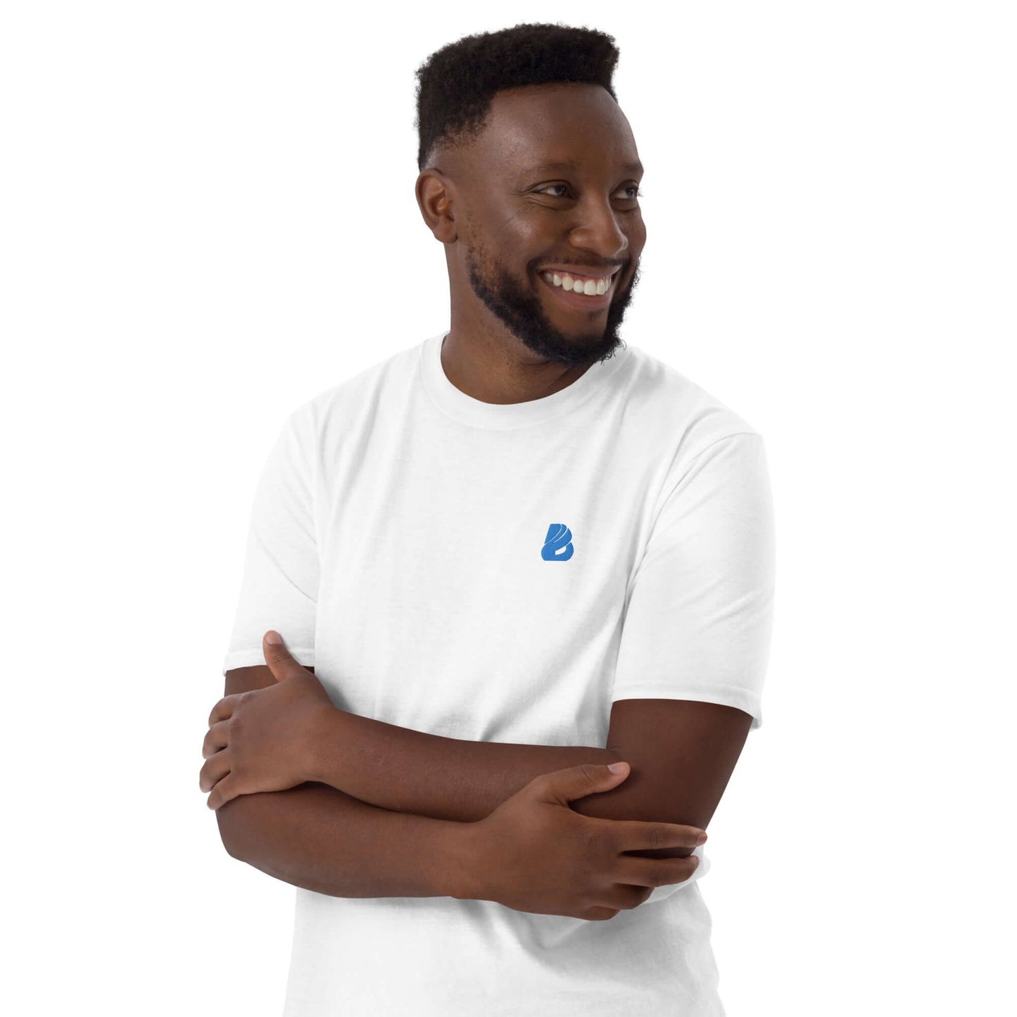 Kurzärmeliges Unisex-T-Shirt N°6 in Weiß getragen von einem lächelnden Modell vor einem neutralen Hintergrund.