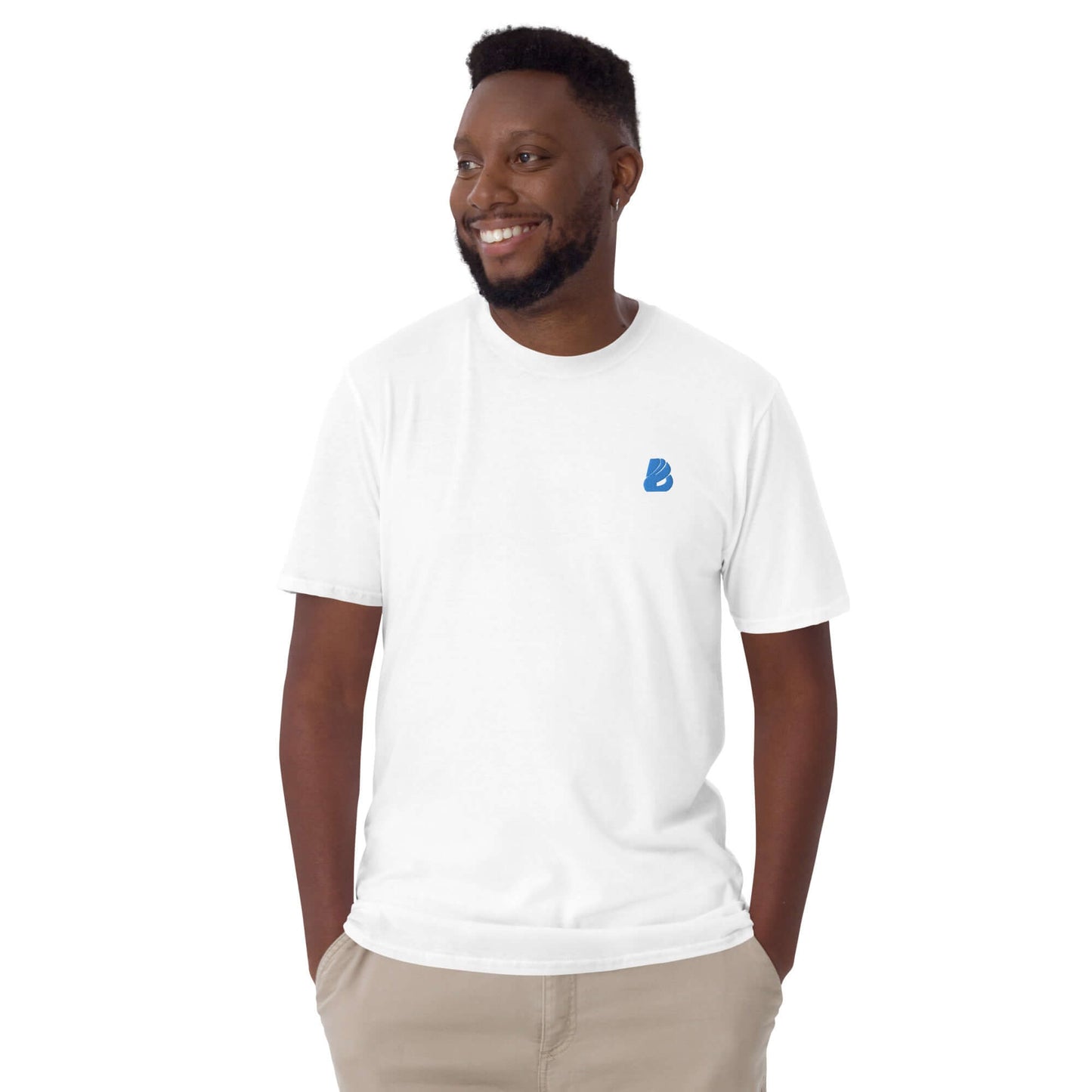 Kurzärmeliges Unisex-T-Shirt N°6 in Weiß, getragen von einem lächelnden Mann, ideal für Komfort und Langlebigkeit.