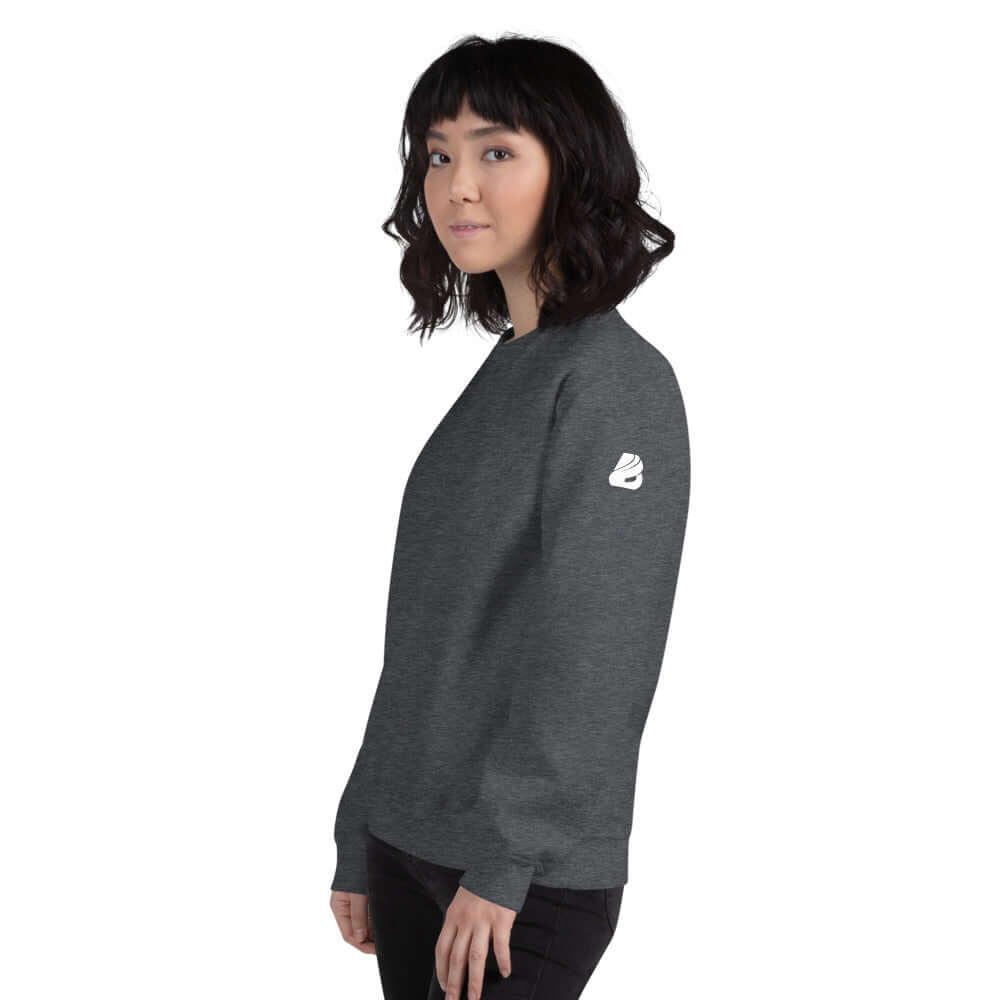Person wearing Unisex-Pullover N°5 in dark grey, side view showcasing classic cut and soft feel.