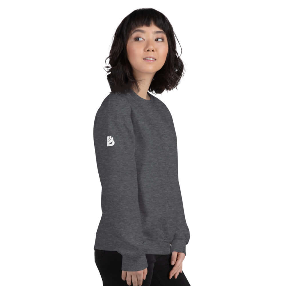 Model wearing Unisex-Pullover N°5, a durable and warm sweater in dark gray, perfect for cold months, featuring a classic fit and soft texture.