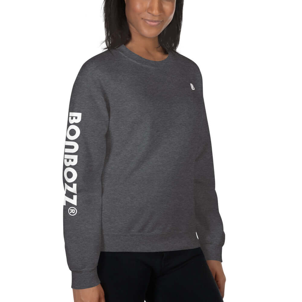 Model wearing Unisex-Pullover N°13, a durable, preshrunk sweater made of 50% cotton and 50% polyester with a classic cut and soft feel.