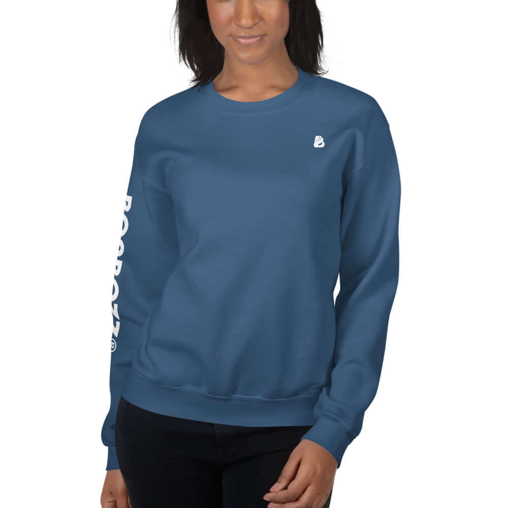 Unisex-Pullover N°13 in blue, worn by a model, featuring a classic fit and ribbed cuffs, made of 50% cotton and 50% polyester.