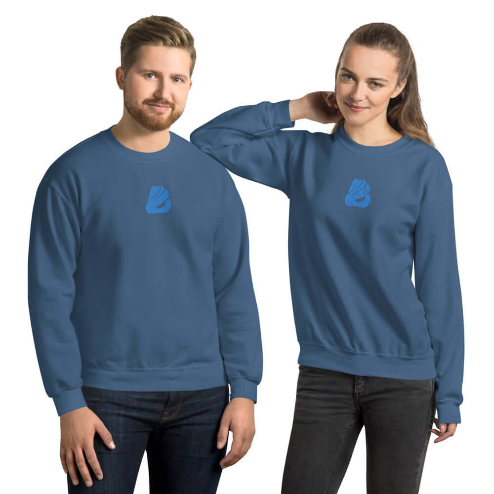 Unisex-Pullover N°26 in Blau, klassisch geschnitten mit weichem, luftgesponnenem Garn, getragen von einem Mann und einer Frau.