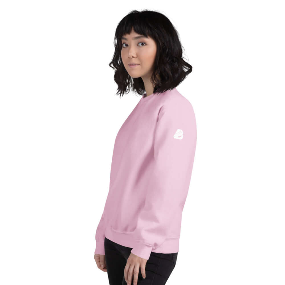 Woman wearing Unisex-Pullover N°5 in pink, showcasing the side view and soft texture.