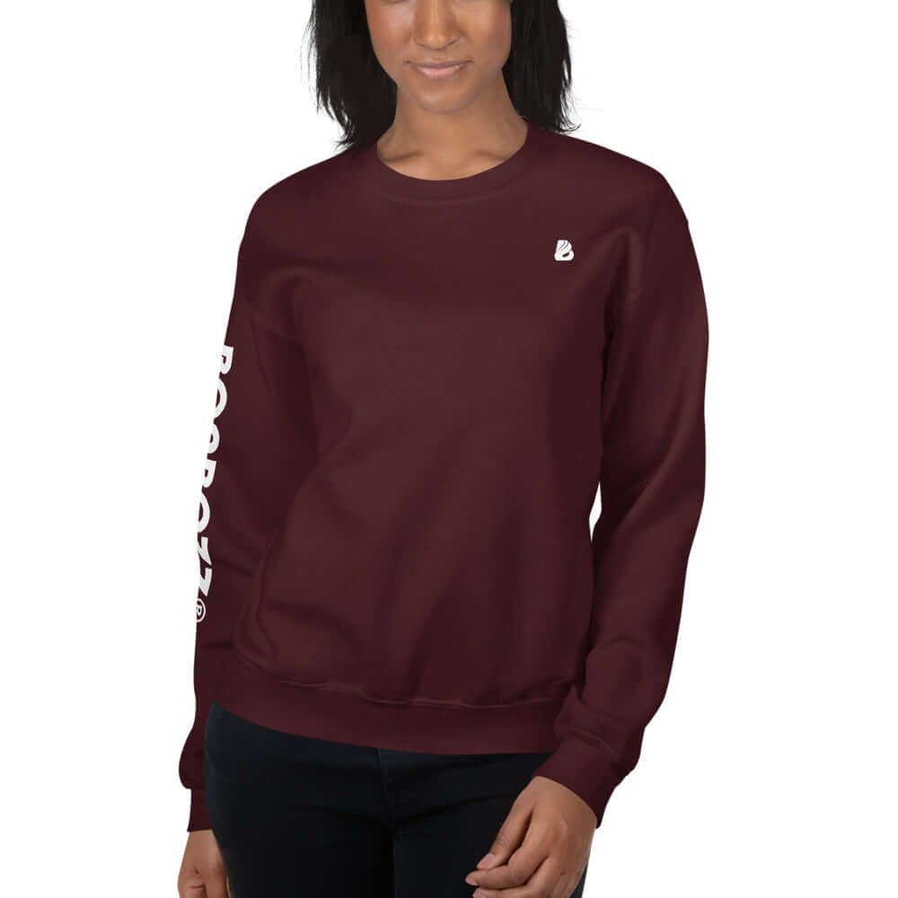 Model wearing Unisex-Pullover N°13, durable and warm, in maroon. Made from 50% cotton, 50% polyester for cold weather comfort.