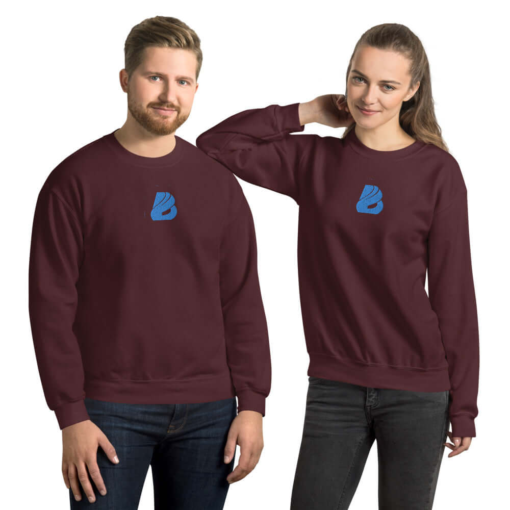 Two models wearing Unisex-Pullover N°26 in burgundy, showcasing the classic fit and pre-shrunk cotton-polyester blend.