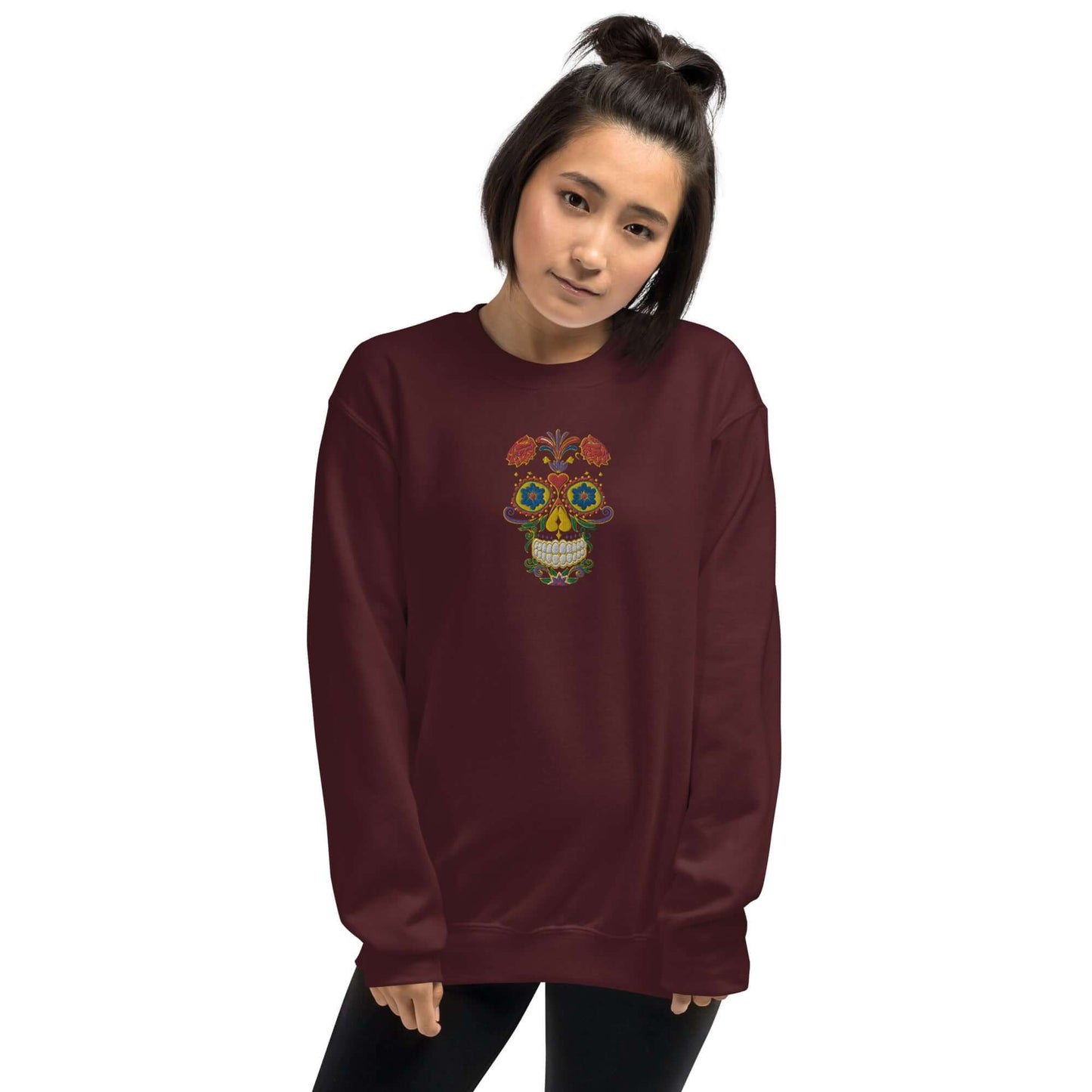 Unisex-Pullover N°27 in burgundy, featuring a colorful floral skull design, worn by a model, ideal for warmth and style.