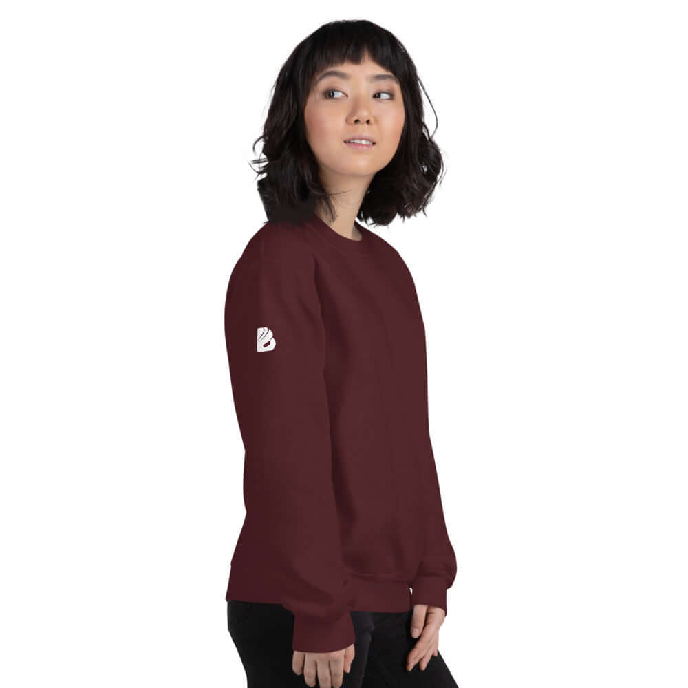 Person wearing Unisex-Pullover N°5 in a burgundy color, side view.