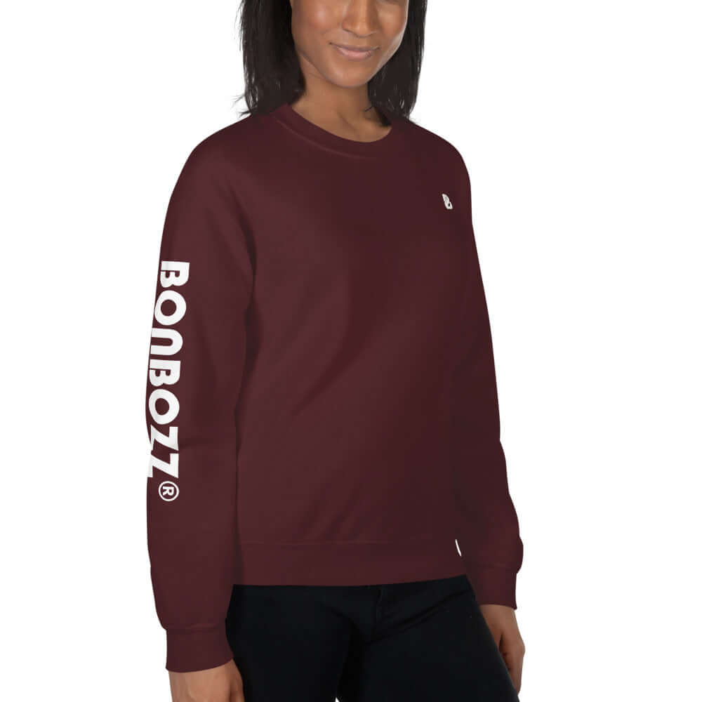Model wearing Unisex-Pullover N°13 in maroon, featuring Bonbozz branding on sleeve, ideal for warmth and comfort in cold months.
