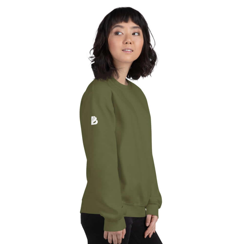 Model wearing Unisex-Pullover N°5 in olive green, showcasing durable, classic design with soft air-spun yarn, ideal for cold months.
